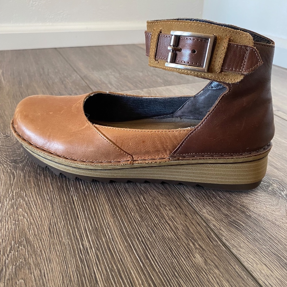 Naot leather walking shoe EUC